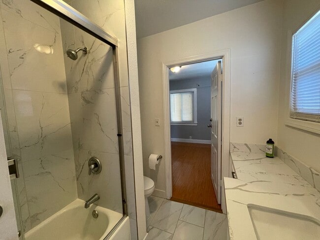 Building Photo - Gorgeous 2 Bedroom Home! Convenient Location!