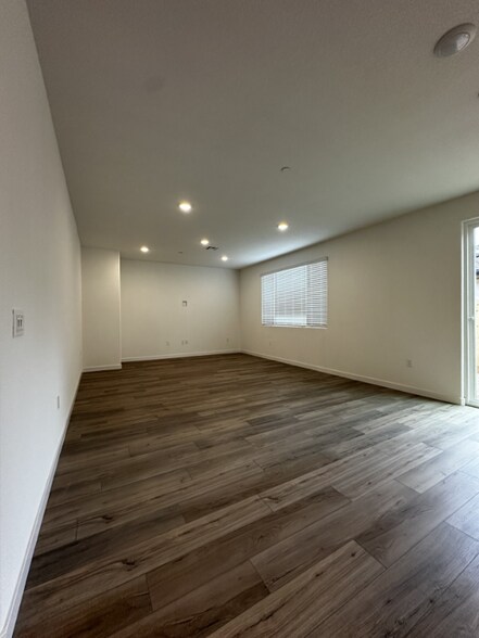 Building Photo - 1724 Eiffel St