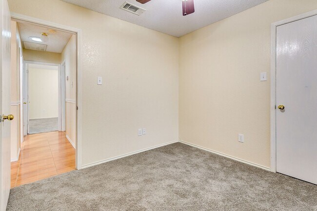 Building Photo - Excellent 3 Bedroom 2 Bath with many featu...