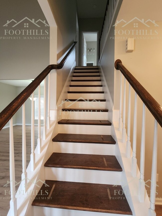 Building Photo - 6 Robert de Brus Cir