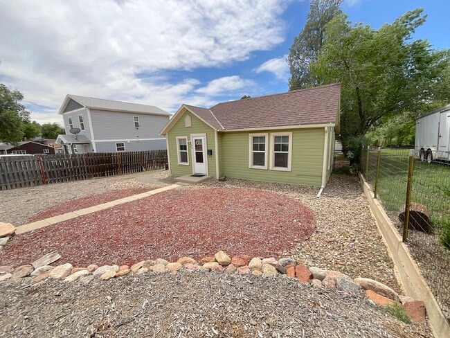 Building Photo - 2 Bedroom Home Available Near Pikes Peak Ave & S Institute St!