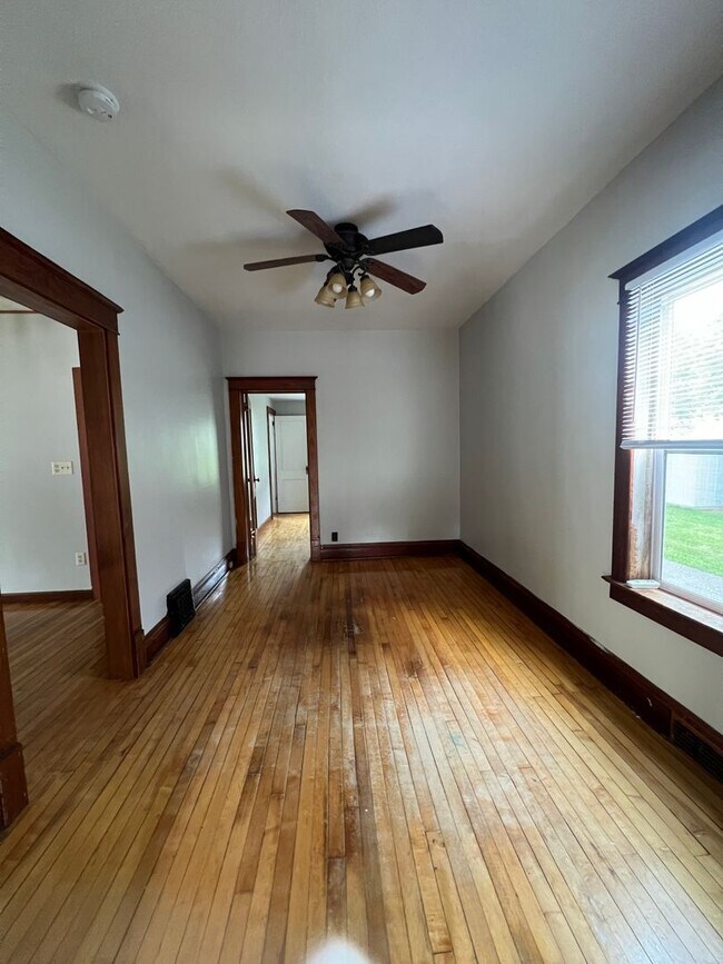 Building Photo - 4 Bedroom 2 Bath House Available in Wausau NOW!