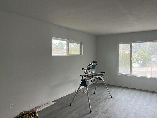Building Photo - 609 S Cedros Ave