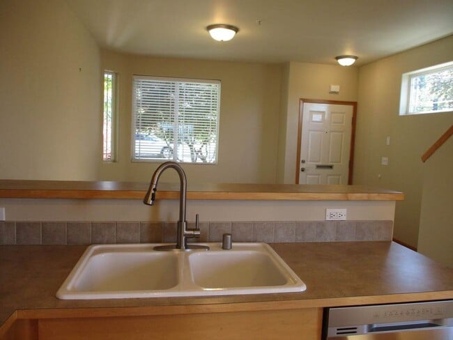 Building Photo - 2 Bedrooms 2.5 bath Townhome in Tacoma