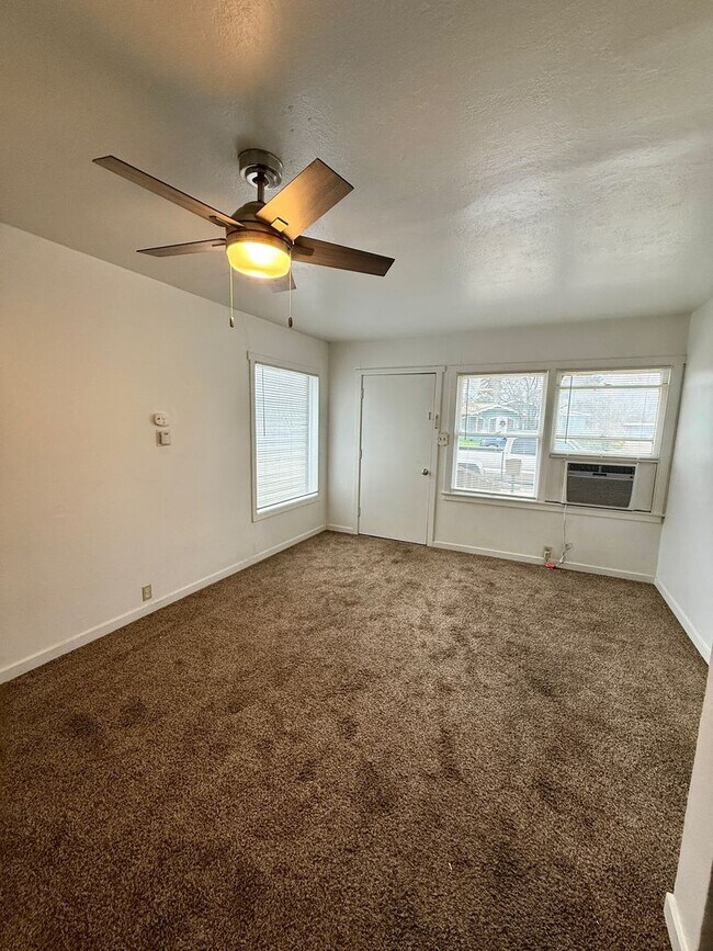 Building Photo - 462 S Shasta St