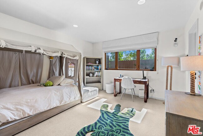 Building Photo - 4305 Clear Valley Dr