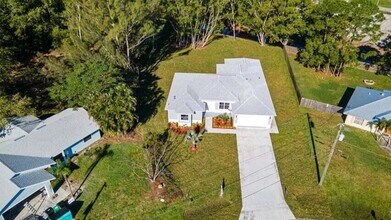 Building Photo - 419 SW Namoit Pl