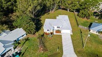 Building Photo - 419 SW Namoit Pl