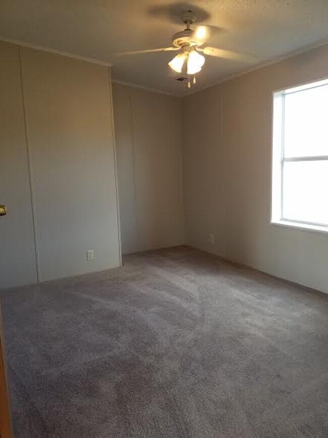 Building Photo - BIG 1,800 sq ft 3 Bedroom, 2 bath + office / den (could be a 4th bedroom)