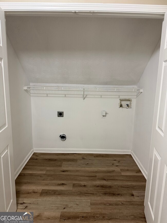 Building Photo - 2500 Lake Royale Dr