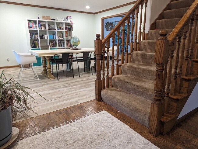 Building Photo - Four Bedroom Neenah House