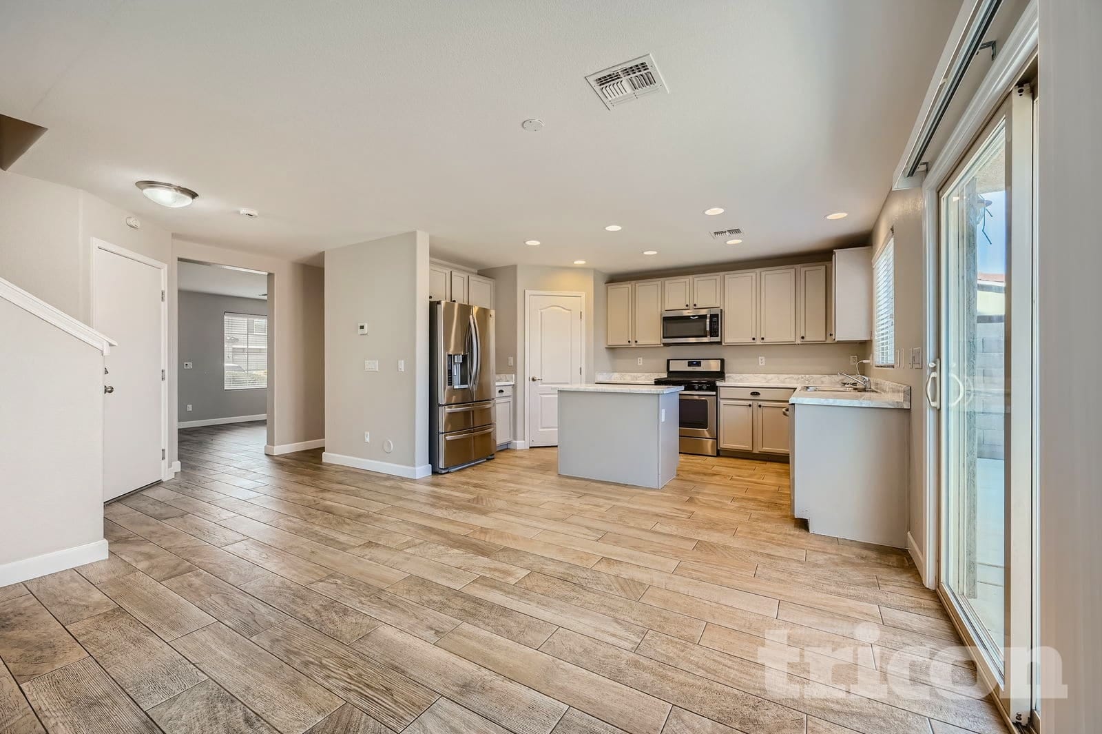 Building Photo - 1098 E Kelsi Ave