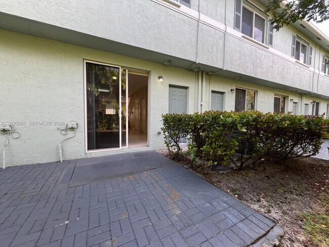 Building Photo - 1932 Alamanda Way