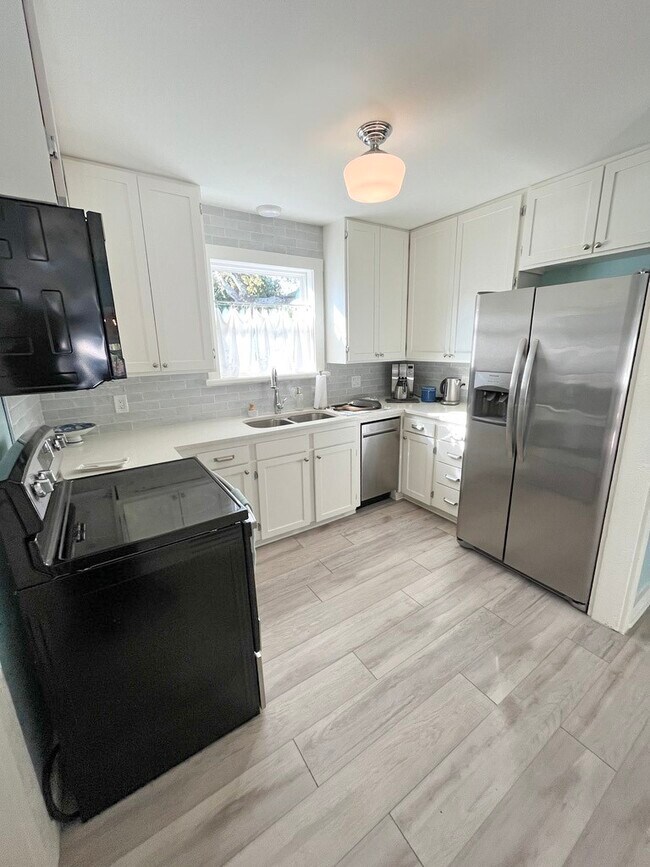 Building Photo - 3012 Avenue O 1/2