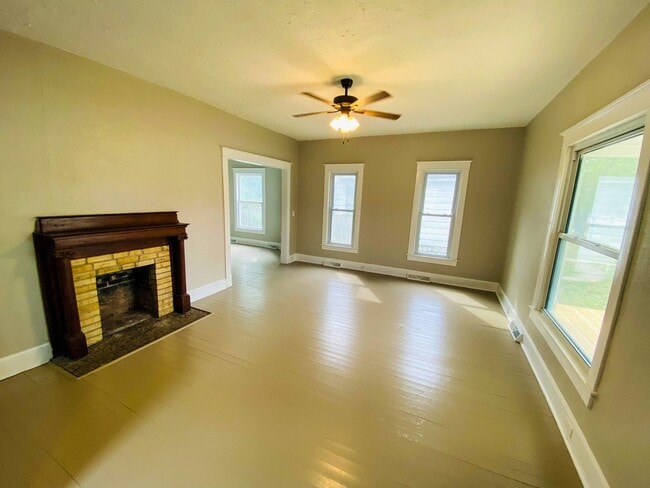 Building Photo - COMING SOON: Spacious 3 Bedroom 2 Bathroom...