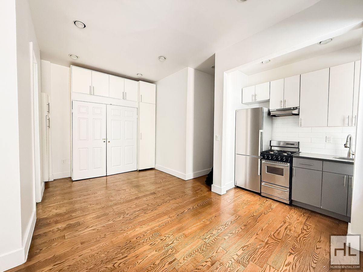 Building Photo - EASTERN PARKWAY / Crown Heights Studio 1-Bath