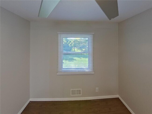 Building Photo - 1455 Oakdale Ave