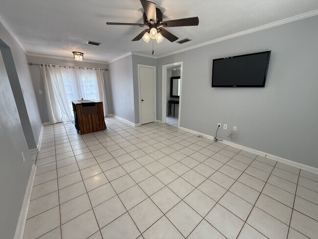 Building Photo - 313 NW 34th Dr