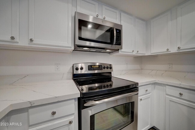 Building Photo - 9990 N Scottsdale Rd