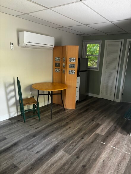 Dining table - 1003 E Hunter Ave
