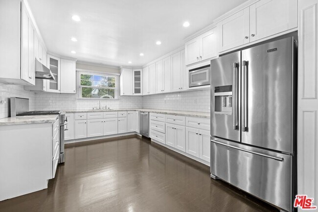 Building Photo - 5525 Matilija Ave