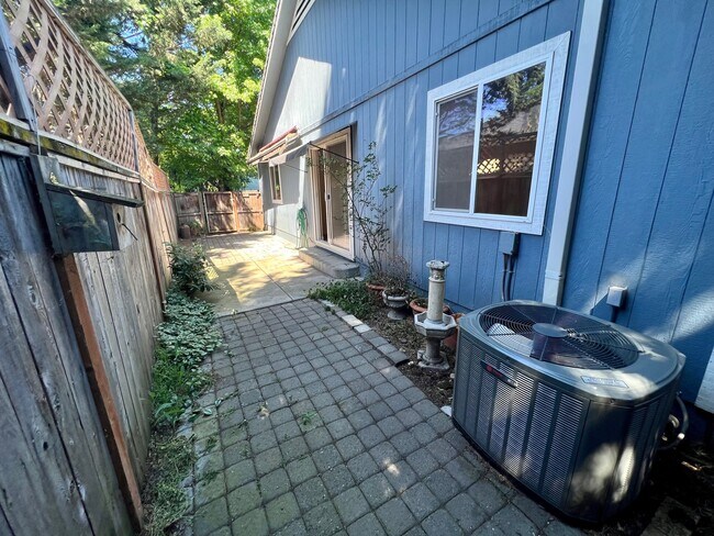 Building Photo - 2524 Parkwood Village Ln