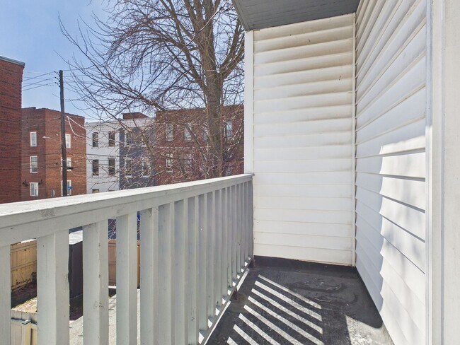 Building Photo - Large 4 Bedroom Single Family on Reily St.