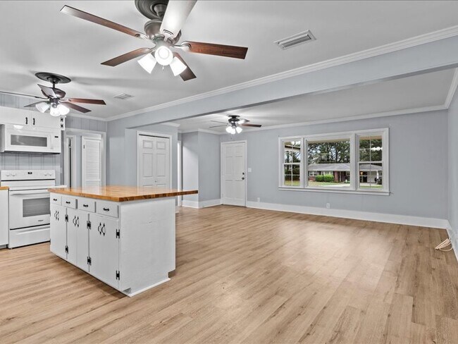 Building Photo - 302 Cedar Dr