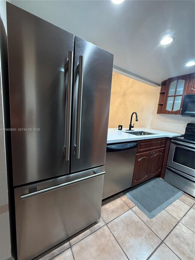 Building Photo - 540 Brickell Key Dr