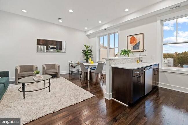 Building Photo - 907 N St NW