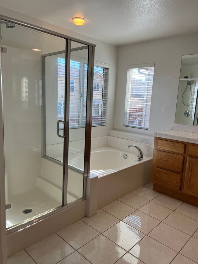 Building Photo - Beautiful home in central location of Victorville