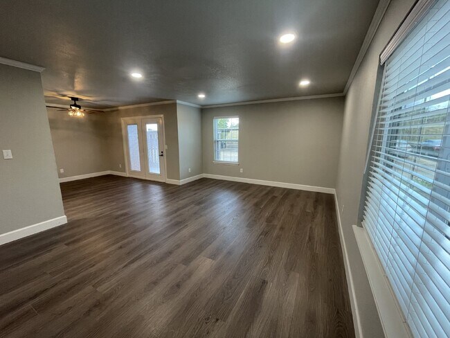 Building Photo - Modern 2 Bedroom Condo