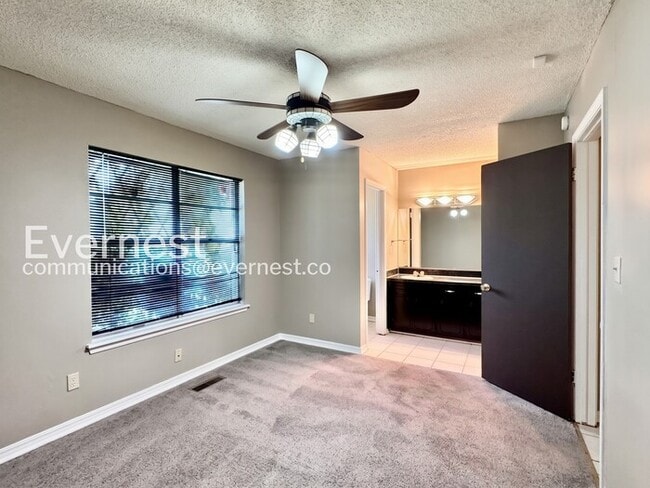 Building Photo - 4 Bed/2.5 Bath Home with Fenced Yard & Garage / Available Now!