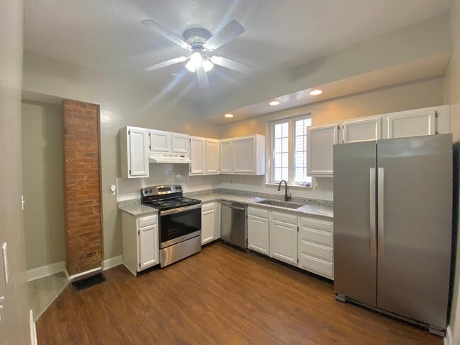 Building Photo - 5 bed/ 2 Bath Mins. from UC Only $750/pp (...