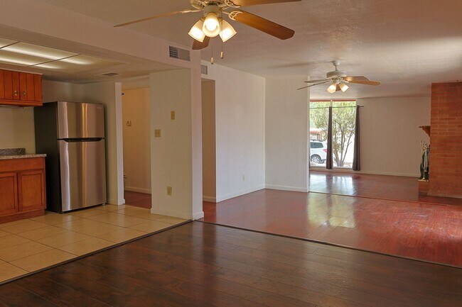 Building Photo - 618 N Medford Dr