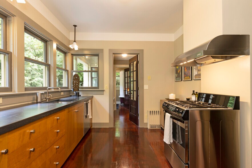 Kitchen - 911 W Howe St