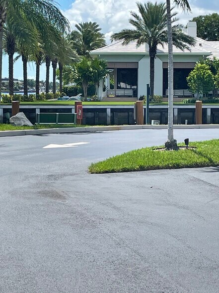 Building Photo - 6207 Bay Club Dr