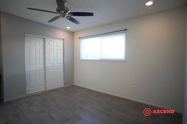 Building Photo - Apartment in Central Bakersfield!