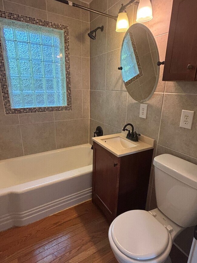 Building Photo - 3 bedroom 2 bath home centrally located!