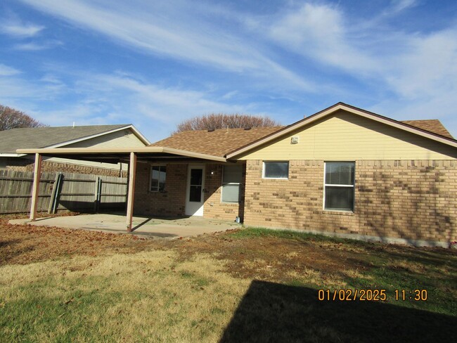 Building Photo - Freshly Painted/New Flooring Home!! No Pets!