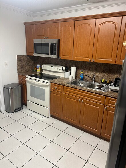 Building Photo - 1112 SW 78th Ct