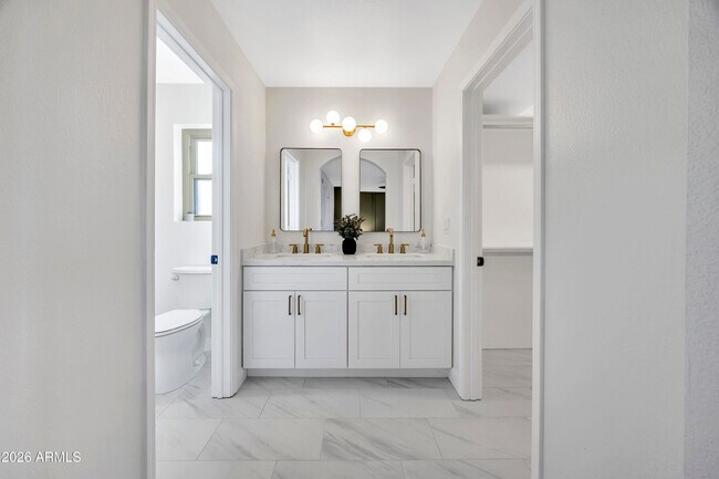 Building Photo - 8876 W Bluefield Ave