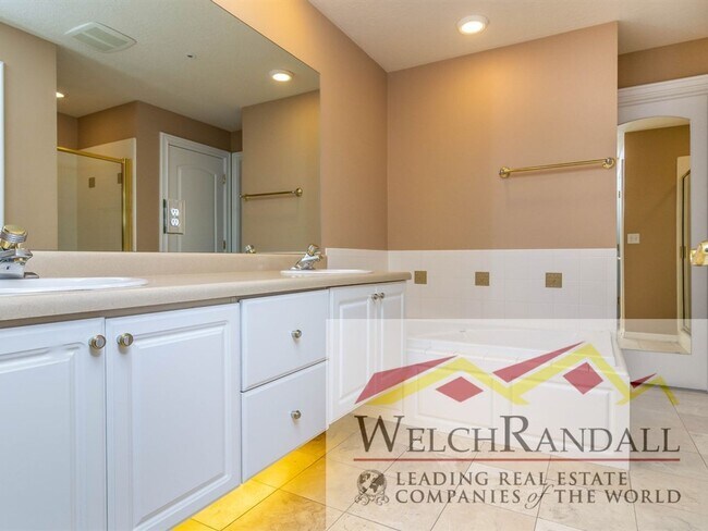 Building Photo - Spacious 2-Bedroom Condo in Prime Downtown Location!