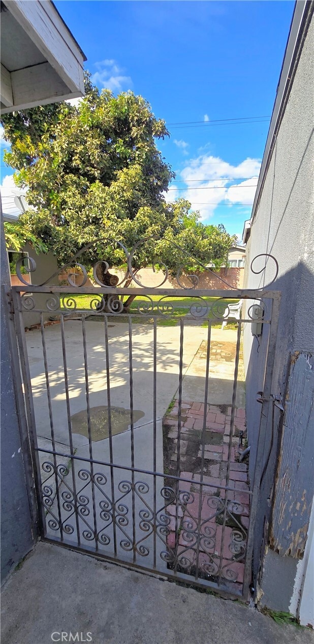 Building Photo - 5747 Jefferson Ave