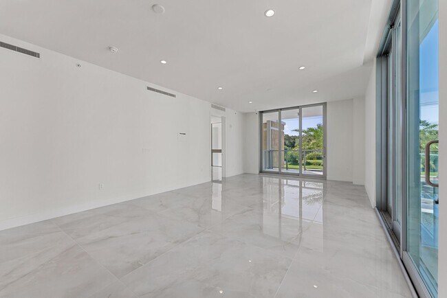 Building Photo - 485 E Royal Palm Rd