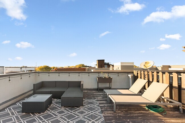 Building Photo - 3056 N Clybourn Ave