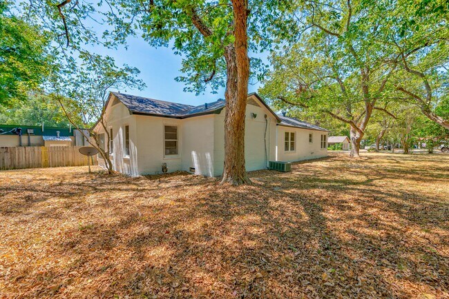 Building Photo - 104 N Pecan St