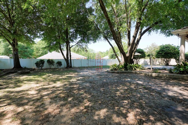 Building Photo - Silver Oaks Community