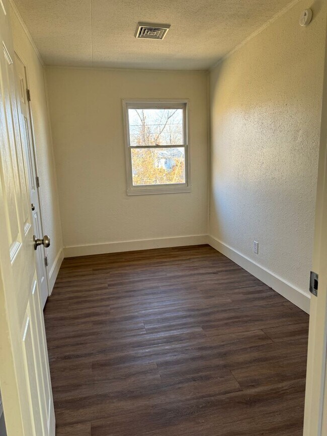 Building Photo - NEWLY REMODELED!