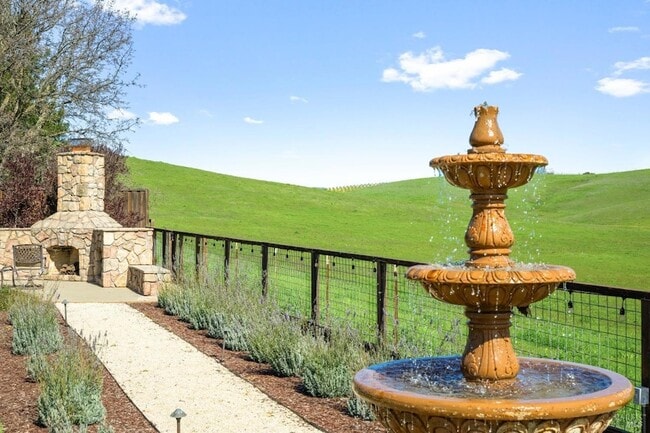 Building Photo - 1051 Stonebridge Dr